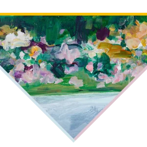 "Foulard triangle en soie Ames Sœurs Édition, modèle Recomposé n°3 par Clément Montolio. Twill de soie aux motifs rouges et verts avec finition roulotté main de différentes couleurs sur chaque bord."