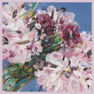 "Grand carré de soie 120cm modèle Recomposé n°4 par Clément Montolio pour Ames Sœurs Édition. Motif floral abstrait avec des nuances de rose, bordeaux et bleu azur sur twill de soie avec finition bourdon."