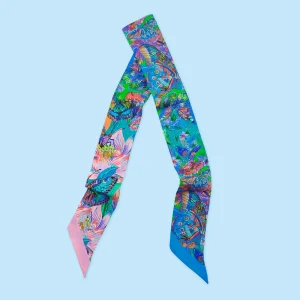 Zoom vertical sur le motif "Nuée de Papillons" par Orane Sigal pour le twilly en soie AmesSoeurs, montrant une multitude de papillons colorés et de fleurs de style pointilliste avec des pointes bicolores rose et bleu.